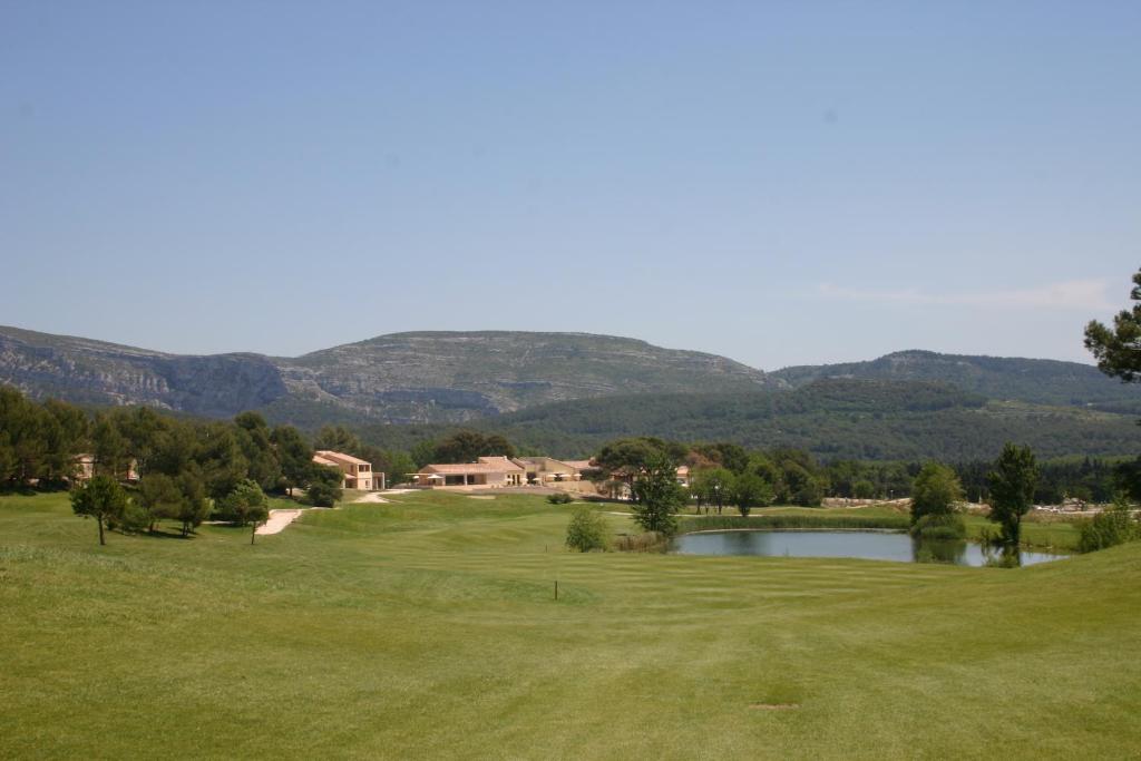 Saumane-de-Vaucluse Madame Vacances Residence Provence Country Club חדר תמונה